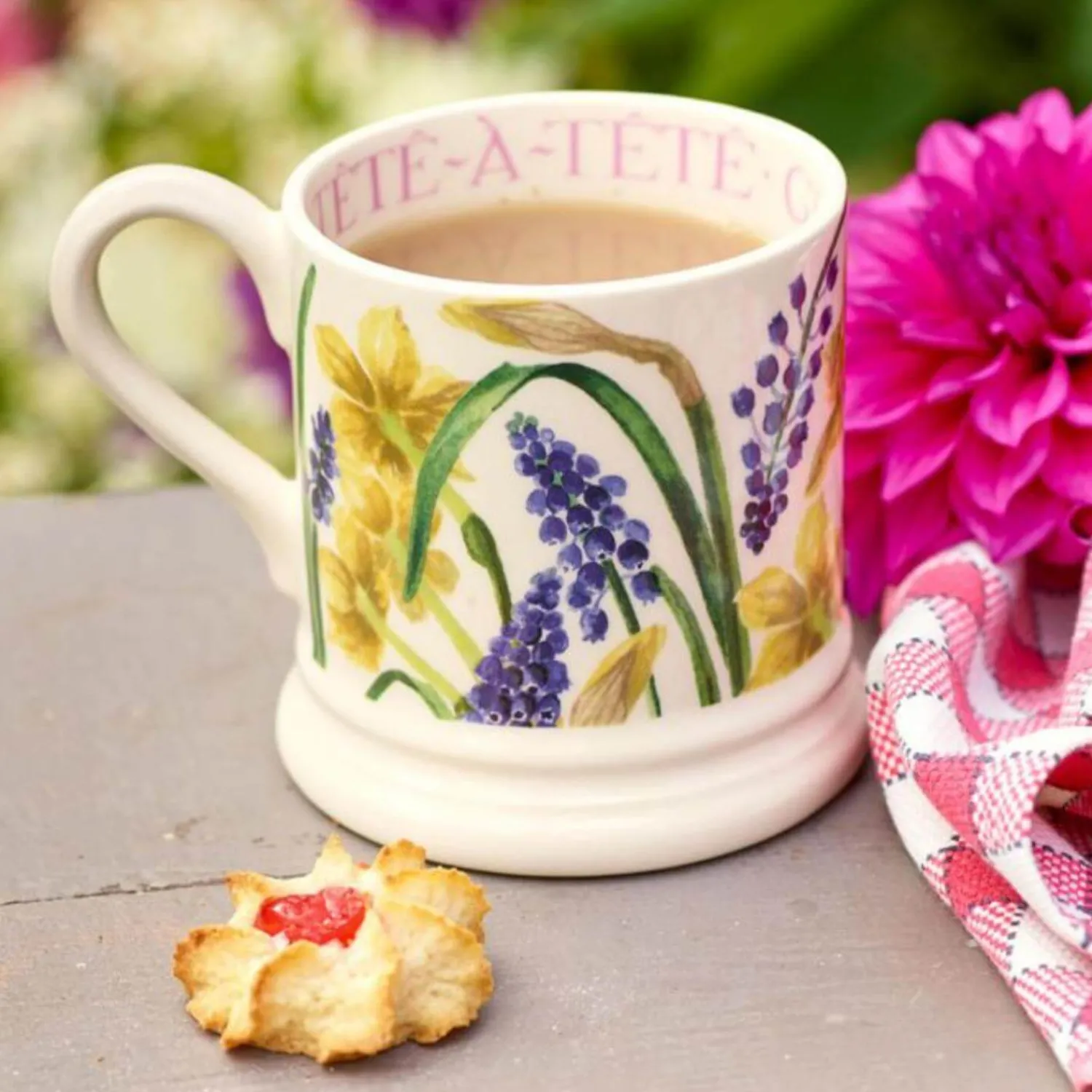 EMMA BRIDGEWATER Half Pint Mug - Tete-a-Tete & Grape Hyacinths