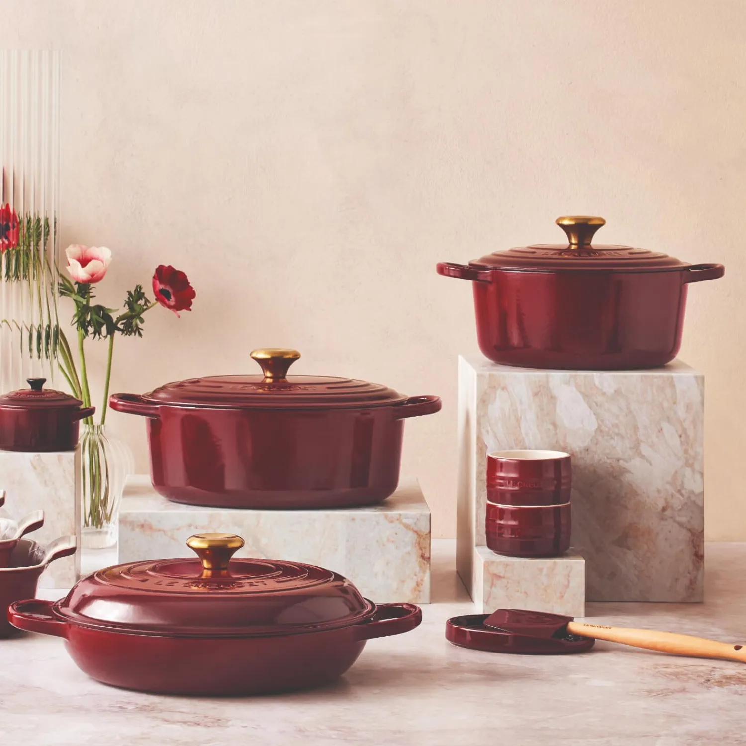 Le Creuset Signature Cast Iron 28cm Round Casserole - Garnet