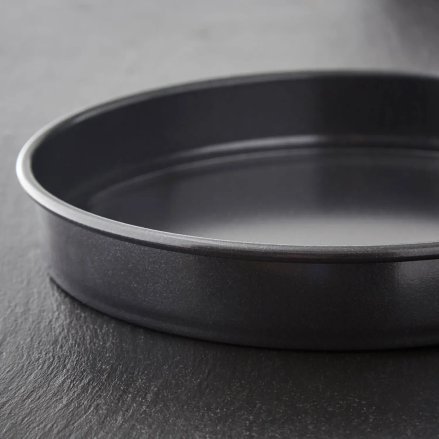 Tower Precision Plus Carbon Steel 23cm Round Non-Stick Loose Base Sandwich Tin - Black
