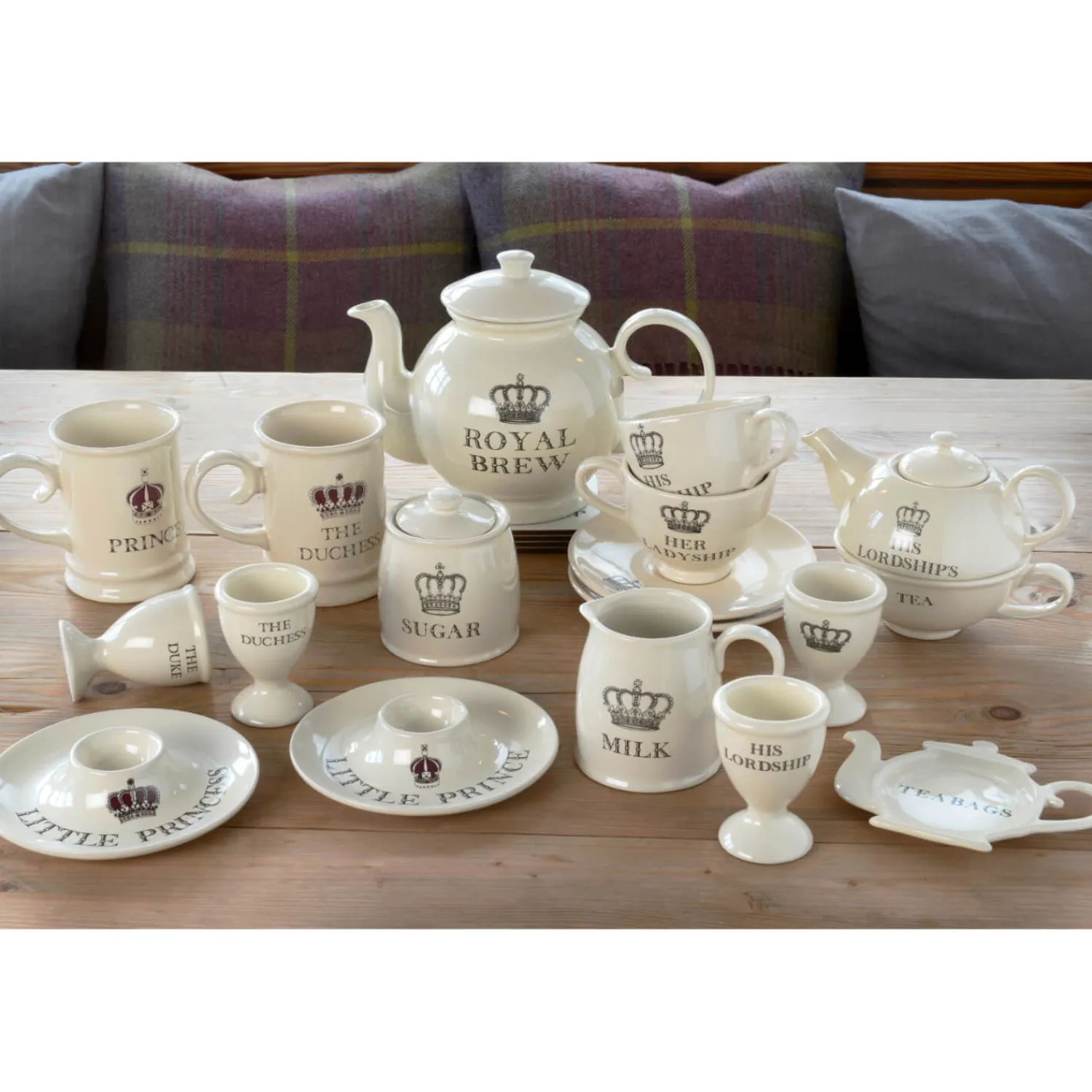 TUFTOP Majestic Coronation 4-Cup Stoneware Embossed Cream Teapot