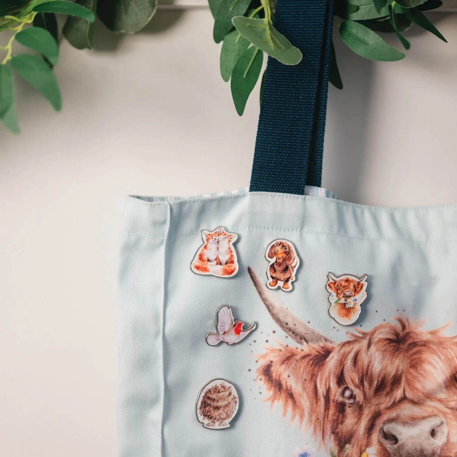 Wrendale Designs by Hannah Dale Pin Badge - Daisy Coo - Highland Cow