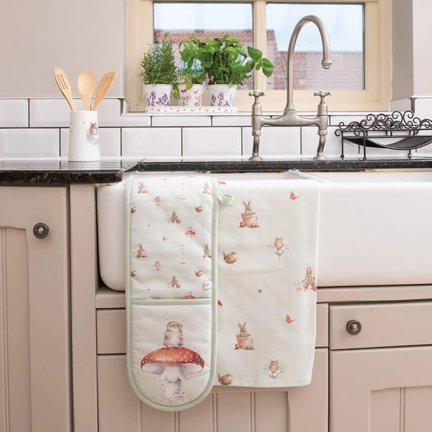 Wrendale Designs by Hannah Dale Double Oven Glove - Garden Friends